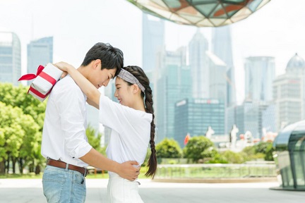 一个男人不主动联系你说明什么