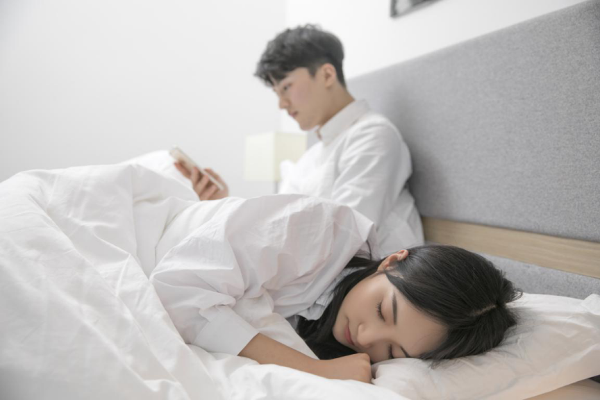 女人梦见自己出轨了被老公发现了，感情会有危机吗？