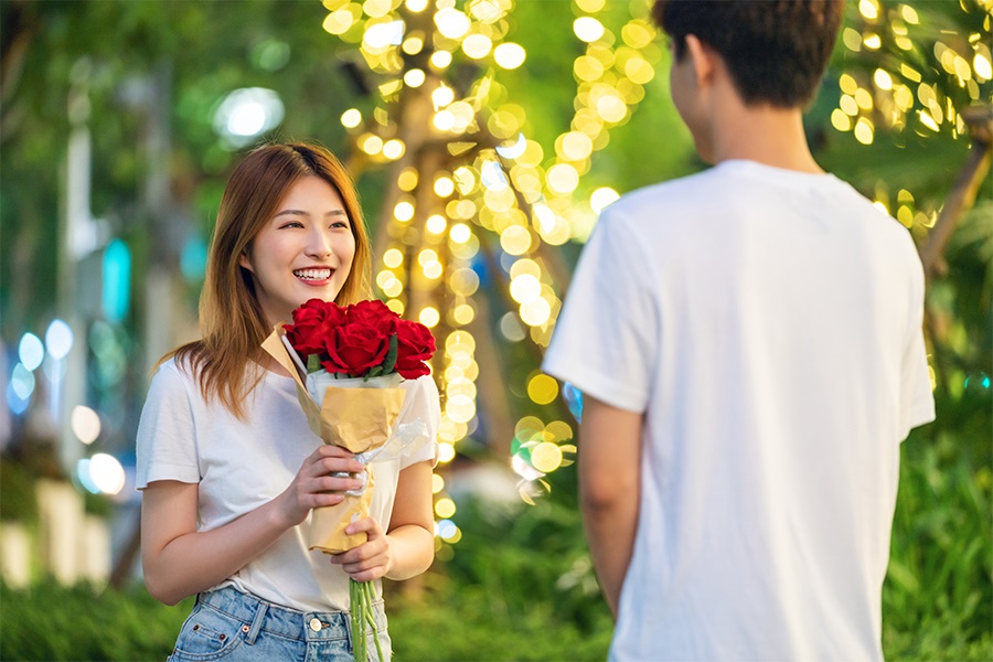 男朋友喜欢跟别的女生“聊骚”怎么办