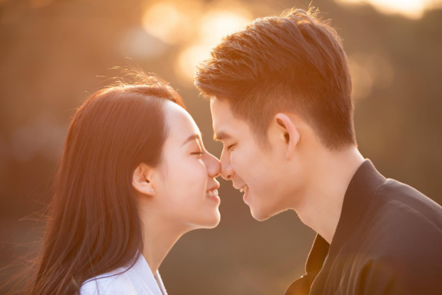 当男人主动问你感情经历，说明他已经喜欢上你了