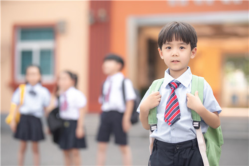 小孩子不听话能吓唬吗？